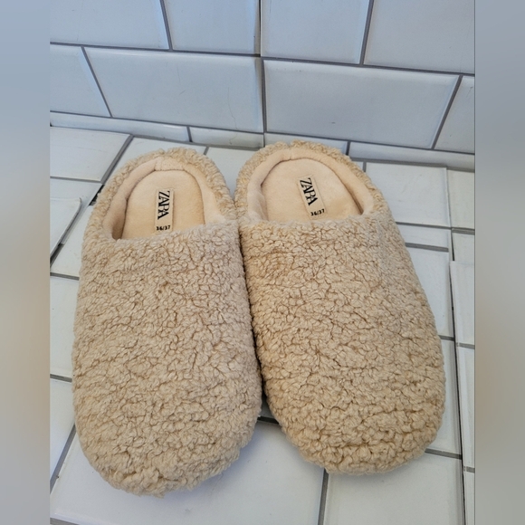 NWOT ZARA Ladies Lounge Shoes Slippers Slides Fuzzy Cozy Cream Color Enclosed To - Picture 1 of 6